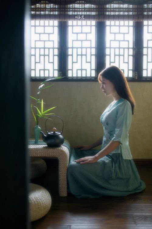 “激烈追逐:车队之间的巅峰对决”,激烈的追逐英语